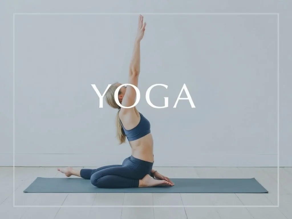 Une personne debout en Tadasana sur un tapis de yoga, les pieds ancrés, les bras le long du corps, dans un salon lumineux