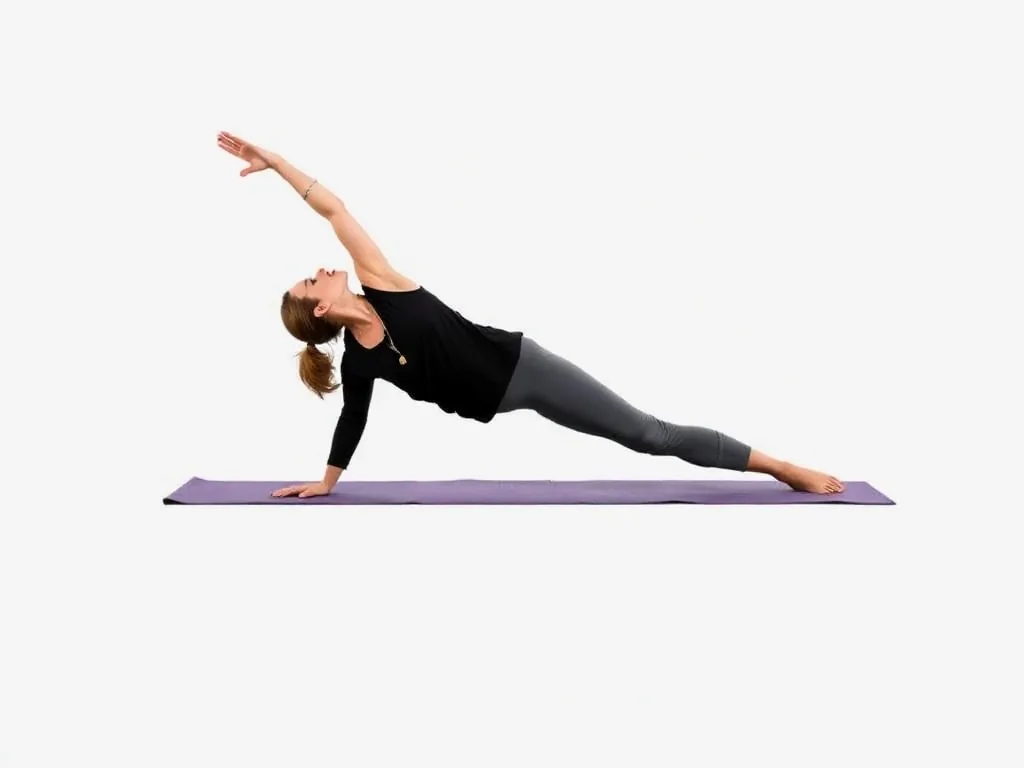 Une femme en posture du bateau sur un tapis de yoga, jambes tendues, bras parallèles au sol, dos droit, le regard fixe, dans